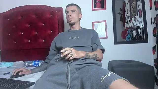 Snapshot of Aaron_BigDickxxx chatting on 31, 1, 2025 Aaron BigDickxxx online show from 31, 1, 2025