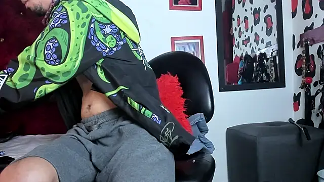 Snapshot of Aaron_BigDickxxx chatting on 19, 2, 2025 Aaron BigDickxxx online show from 19, 2, 2025