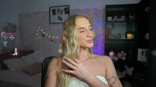 Nicolette  Shea  online show from 9, 3, 2025