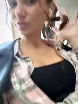 QuitieLia online show from 8, 10, 2025