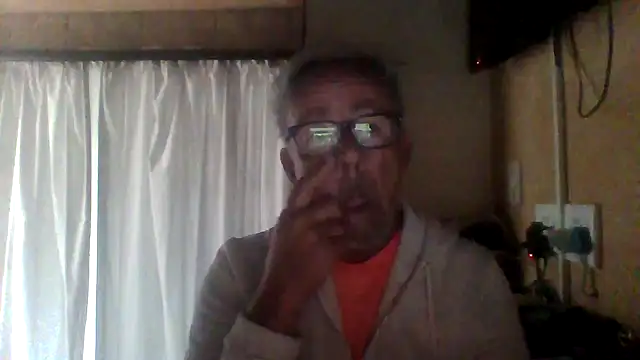 Snapshot of tuggy59 chatting on 4, 10, 2025 tuggy59 online show from 4, 10, 2025