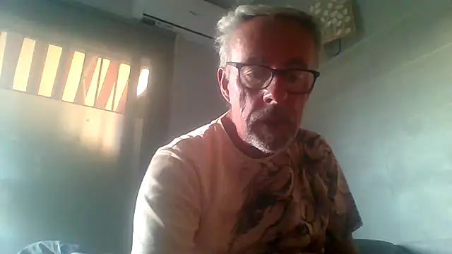 Snapshot of tuggy59 chatting on 3, 11, 2025 tuggy59 online show from 3, 11, 2025