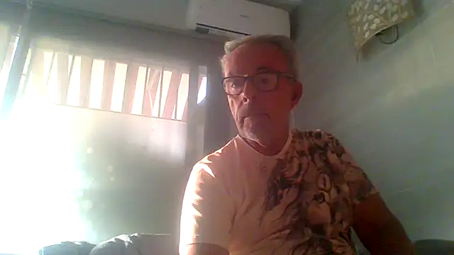 Snapshot of tuggy59 chatting on 4, 11, 2025 tuggy59 online show from 4, 11, 2025