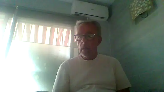 Snapshot of tuggy59 chatting on 8, 11, 2025 tuggy59 online show from 8, 11, 2025