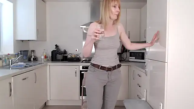Snapshot of British_Goddess_Anna chatting on 4, 7, 2026 British Goddess Anna online show from 4, 7, 2026