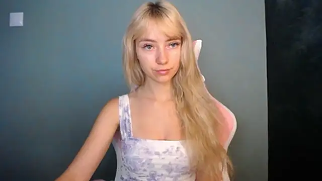 Snapshot of LuciaYoung chatting on 6, 6, 2026 LuciaYoung online show from 6, 6, 2026