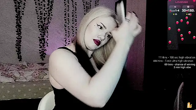 Snapshot of strawberry_elfcat chatting on 24, 4, 2026 strawberry elfcat online show from 24, 4, 2026