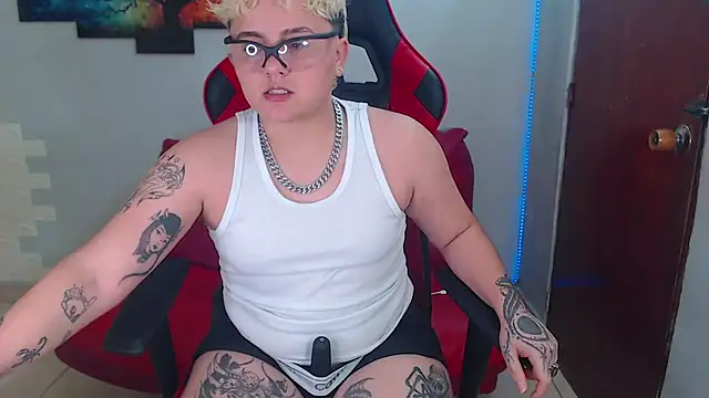 Snapshot of isabeautyx19 chatting on 8, 1, 2025 isabeautyx19 online show from 8, 1, 2025