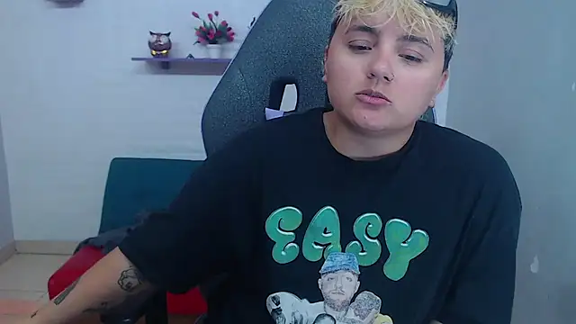 Snapshot of isabeautyx19 chatting on 8, 2, 2025 isabeautyx19 online show from 8, 2, 2025