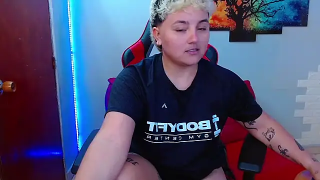 Snapshot of isabeautyx19 chatting on 10, 2, 2025 isabeautyx19 online show from 10, 2, 2025
