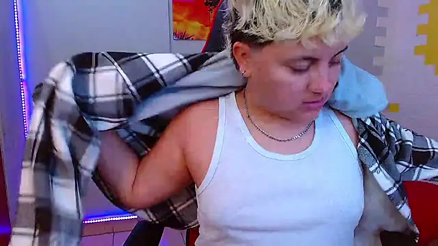 Snapshot of isabeautyx19 chatting on 14, 2, 2025 isabeautyx19 online show from 14, 2, 2025