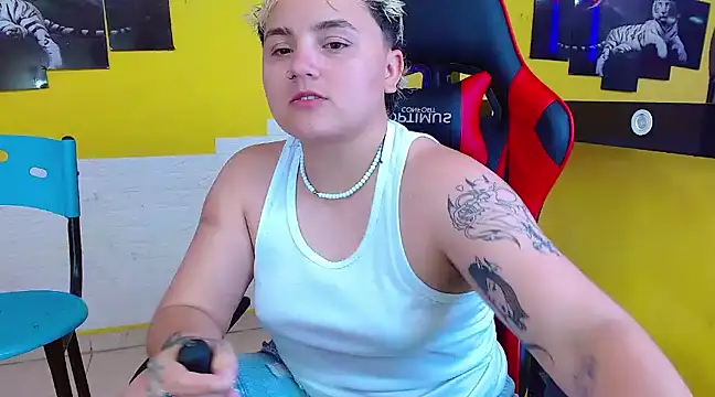 Snapshot of isabeautyx19 chatting on 5, 3, 2025 isabeautyx19 online show from 5, 3, 2025