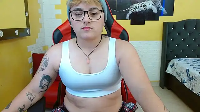 Snapshot of isabeautyx19 chatting on 12, 9, 2025 isabeautyx19 online show from 12, 9, 2025