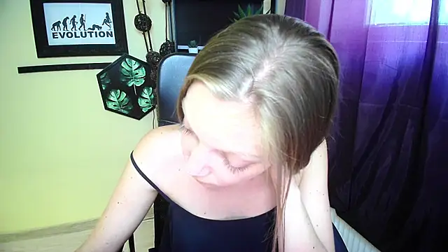 Snapshot of EmillyPlay chatting on 3, 6, 2026 EmillyPlay online show from 3, 6, 2026
