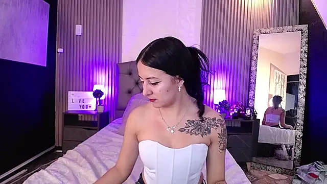 isabella smith  online show from 26, 12, 2024