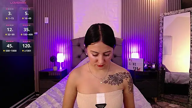 isabella smith  online show from 28, 12, 2024