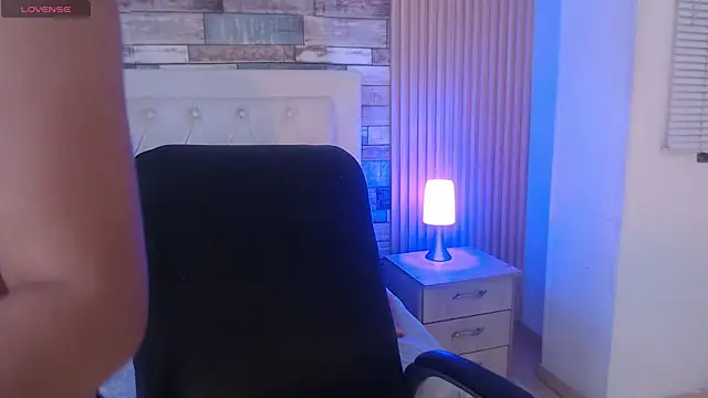 isabella smith  online show from 7, 10, 2025