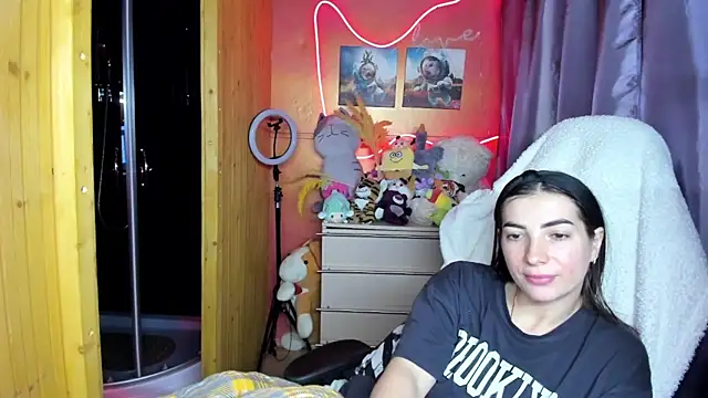 Fiery Brunette  online show from 18, 4, 2026