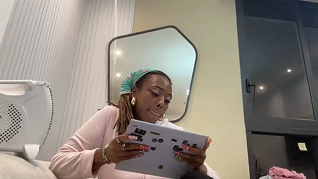 Snapshot of ChocolateCakeQueen chatting on 19, 2, 2025 ChocolateCakeQueen online show from 19, 2, 2025