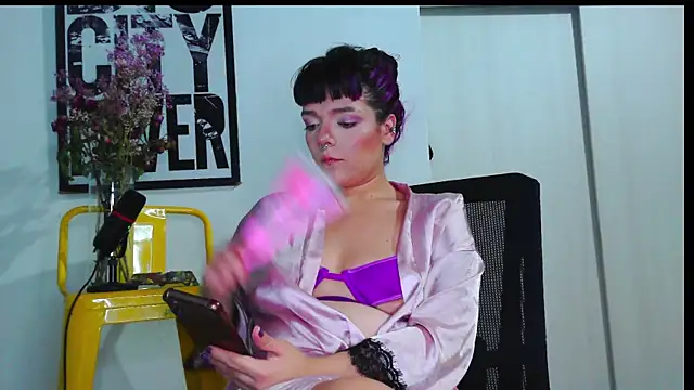 Snapshot of purple_em69 chatting on 24, 4, 2026 purple em69 online show from 24, 4, 2026