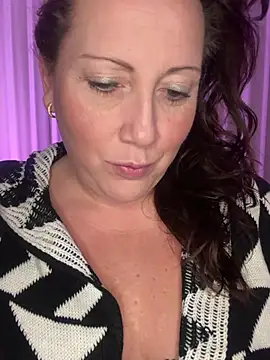 Snapshot of xsexycurvymilf chatting on 15, 1, 2025 xsexycurvymilf online show from 15, 1, 2025