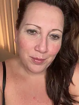 Snapshot of xsexycurvymilf chatting on 21, 2, 2025 xsexycurvymilf online show from 21, 2, 2025