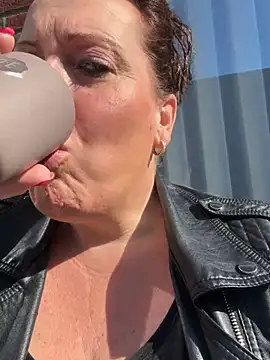 xsexycurvymilf online show from 15, 4, 2026