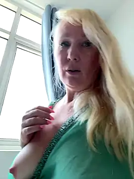 EmmaInLove23 online show from 19, 10, 2025