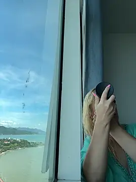 EmmaInLove23 online show from 23, 10, 2025