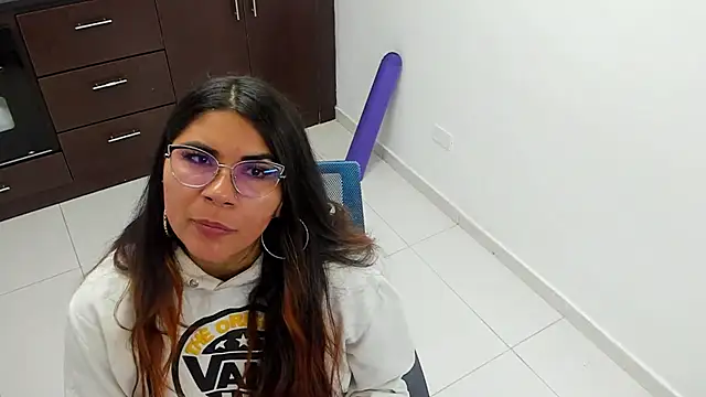 Luna Dumont online show from 2, 2, 2025