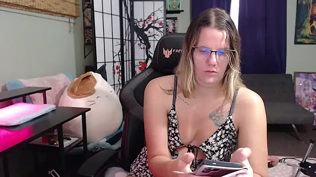 Sarahtineke online show from 4, 11, 2025