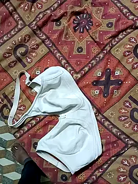 Snapshot of heartbroke13 chatting on 14, 2, 2025 heartbroke13 online show from 14, 2, 2025