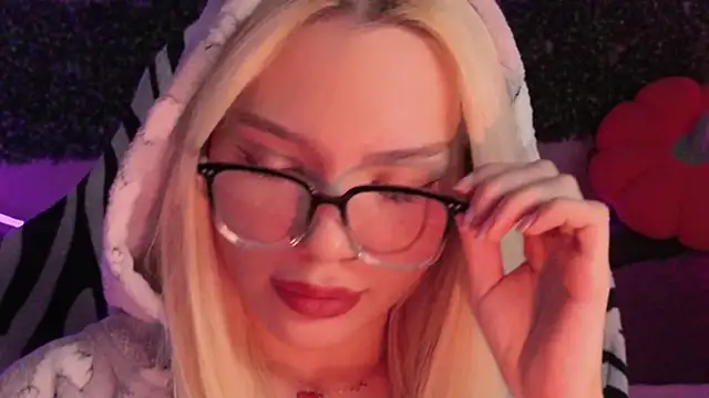 Snapshot of SandraBoyl chatting on 23, 11, 2025 SandraBoyl online show from 23, 11, 2025