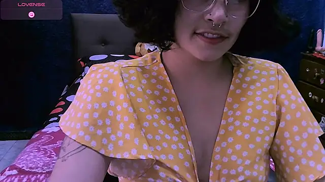 Snapshot of NinaYellow chatting on 5, 11, 2025 NinaYellow online show from 5, 11, 2025