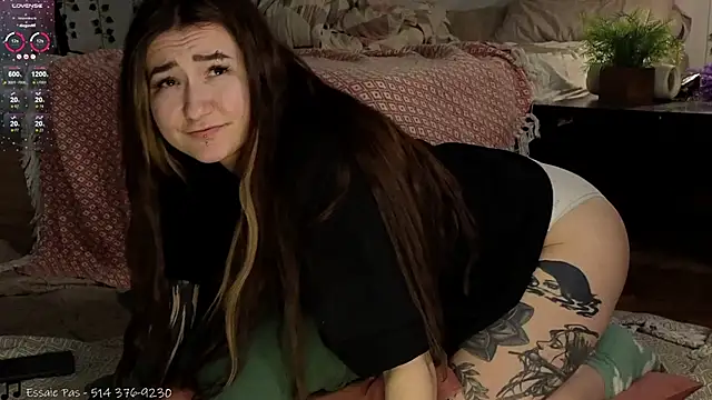 Snapshot of Megan__Hart chatting on 22, 12, 2024 Megan Hart online show from 22, 12, 2024