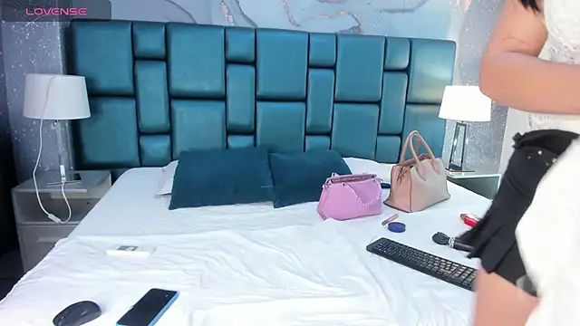 Nahomi Wild online show from 24, 12, 2024