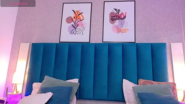 CheneellLorens online show from 19, 10, 2025