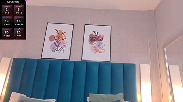 CheneellLorens online show from 10, 11, 2025