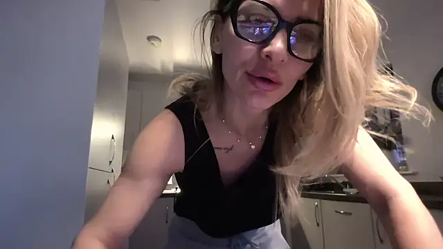 Snapshot of SweetMonicaUK chatting on 6, 2, 2026 SweetMonicaUK online show from 6, 2, 2026