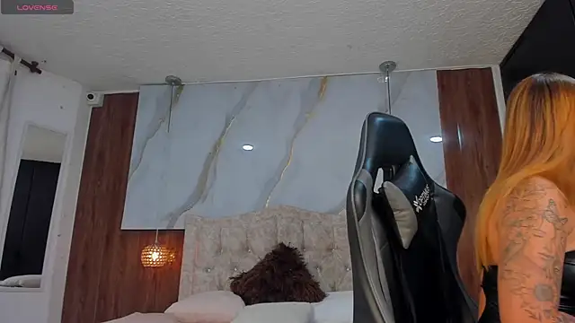 Snapshot of mia_18v chatting on 6, 11, 2025 mia 18v online show from 6, 11, 2025