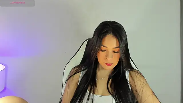 bella hadid1  online show from 3, 12, 2024