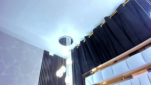 SarayRoyse online show from 4, 12, 2025