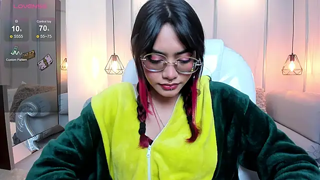 AzuraKindong online show from 10, 1, 2025