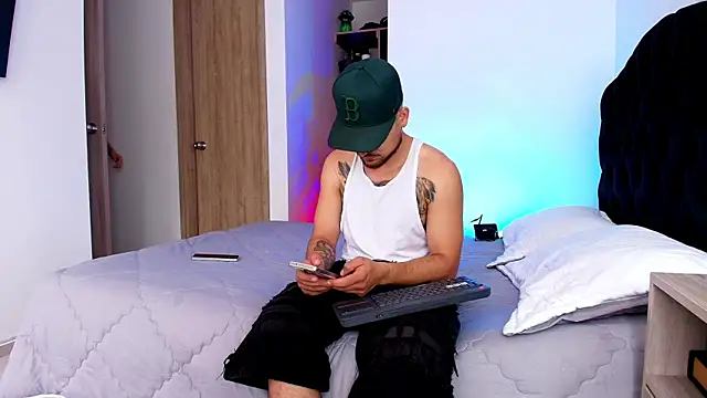 Snapshot of Aron-santoro chatting on 9, 7, 2026 Aron-santoro online show from 9, 7, 2026