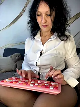 Snapshot of Katie-n chatting on 15, 9, 2025 Katie-n online show from 15, 9, 2025