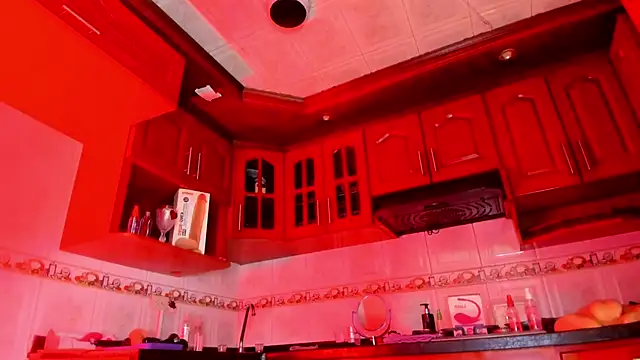 LaureenHills online show from 25, 2, 2025