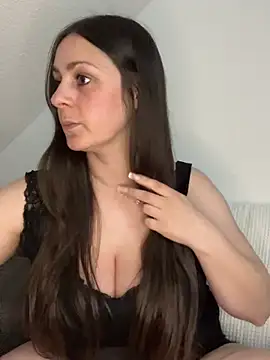 Snapshot of Loella-Rose chatting on 8, 4, 2026 Loella-Rose online show from 8, 4, 2026