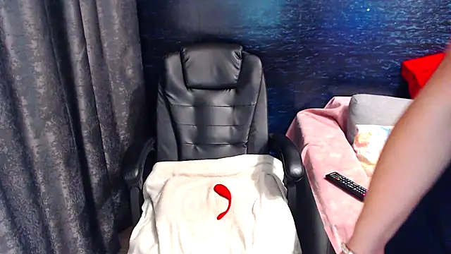 LadyAverrySquirt11 online show from 17, 1, 2025