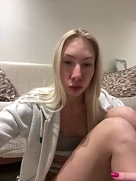 Snapshot of LuisaBecker chatting on 2, 1, 2025 LuisaBecker online show from 2, 1, 2025