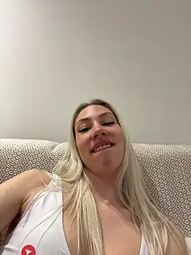 Snapshot of LuisaBecker chatting on 28, 2, 2025 LuisaBecker online show from 28, 2, 2025